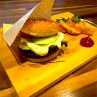 アボカドバーガー　ゴルゴンゾーラソース
